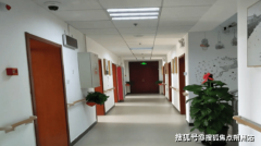 供白叟闲暇时阅读